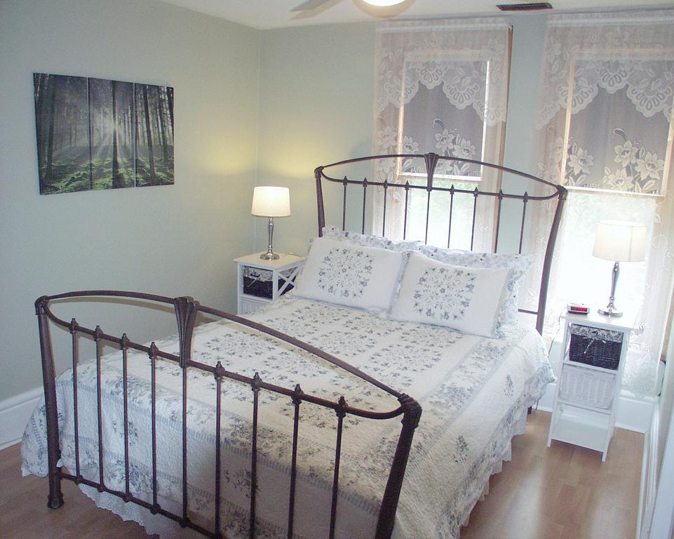 West Gate Bed And Breakfast Gananoque Room photo